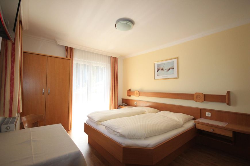 Dvoulůžkov&yacute; pokoj, sprcha/WC (cca 20 m&sup2;), S