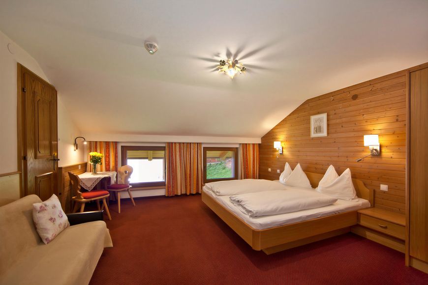 Dvoulůžkov&yacute; pokoj, sprcha/WC (cca 15 m&sup2;), S