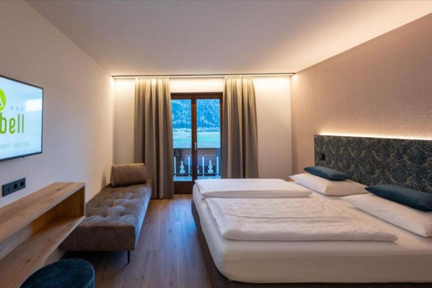 Dvoulůžkov&yacute; pokoj, sprcha/WC (cca 23 m&sup2;), P