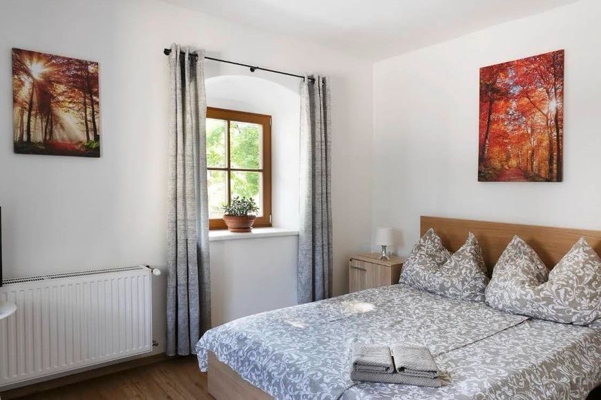 Dvoulůžkov&yacute; pokoj, sprcha/WC (15 - 20 m&sup2;), P