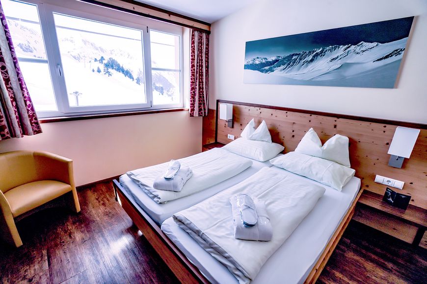 Dvoulůžkov&yacute; pokoj, sprcha/WC (cca 24 m&sup2;, TuiBE), P