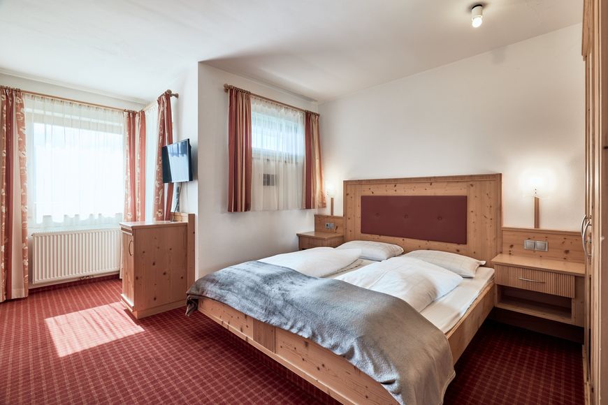 Dvoulůžkov&yacute; pokoj, sprcha/WC (cca 20 m&sup2;, K&ouml;niganger), P