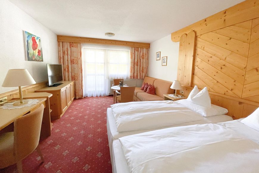 Dvoulůžkov&yacute; pokoj/2x přist., koupelna/WC (cca 28 m&sup2;, typ A), P