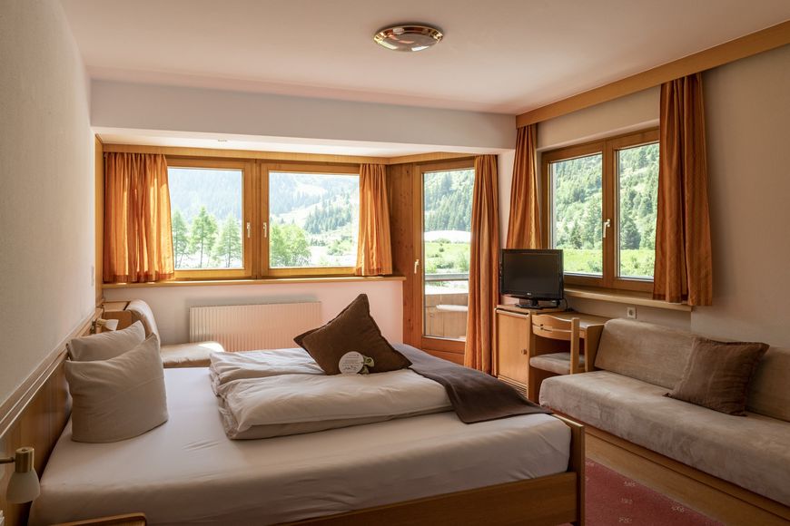 Dvoulůžkov&yacute; pokoj pro jednu osobu, sprcha/WC (cca 22 m&sup2;), S