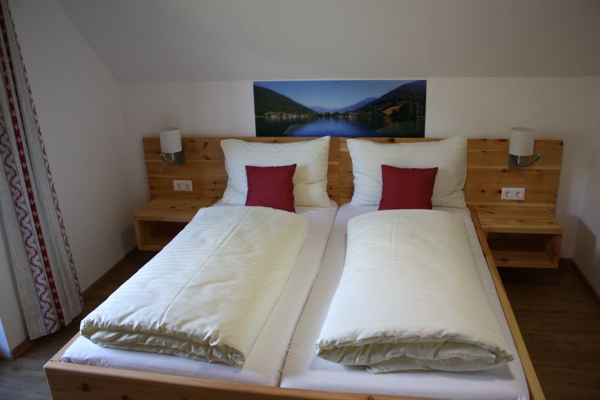 Dvoulůžkov&yacute; pokoj/přist., sprcha/WC (cca 25 m&sup2;), P